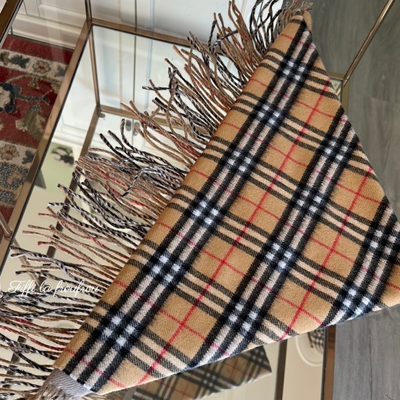 Authentic Burberry wool triangle scarf - Picture 8 of 10